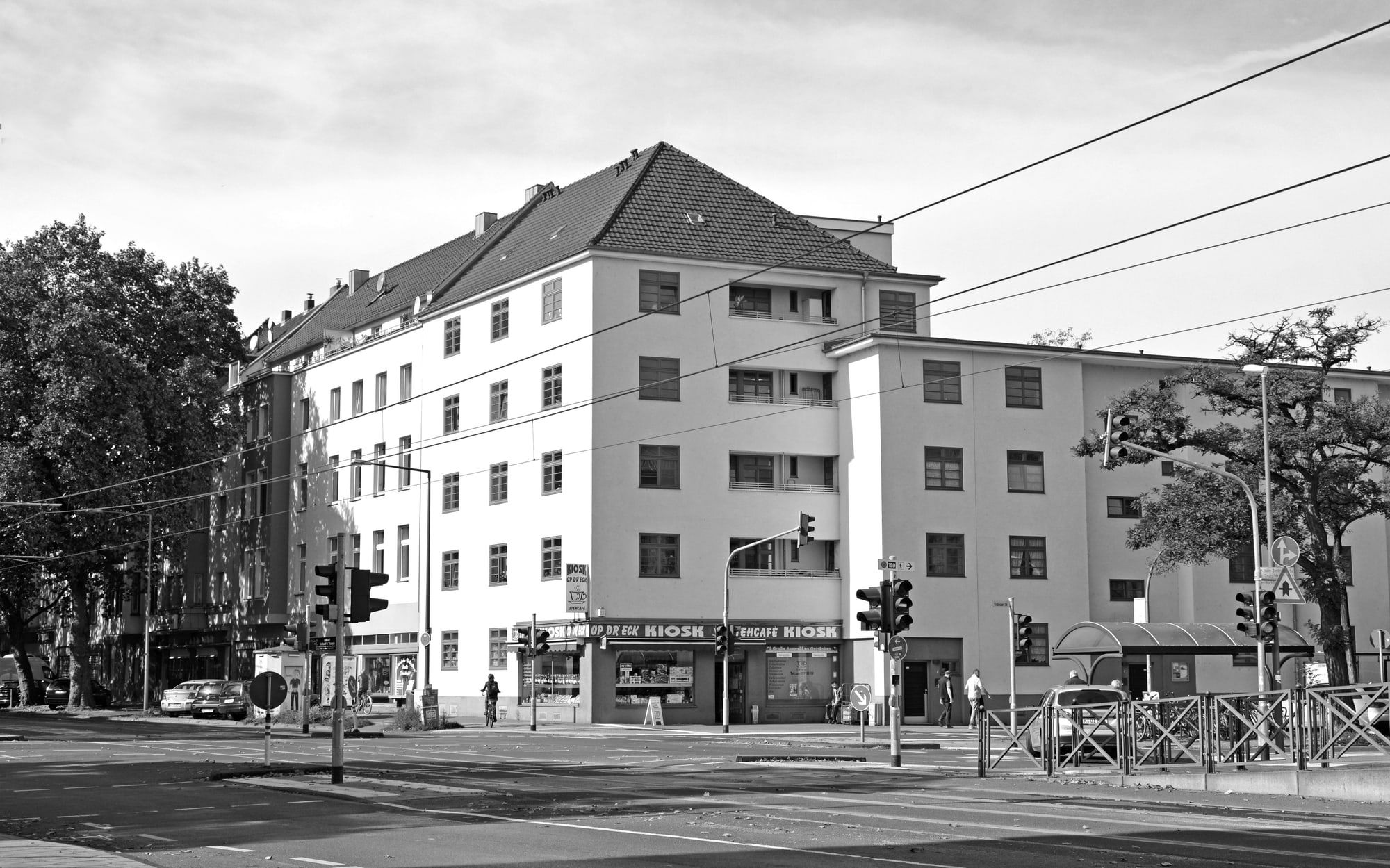 Un bâtiment d'appartements servis moderne à Cologne.